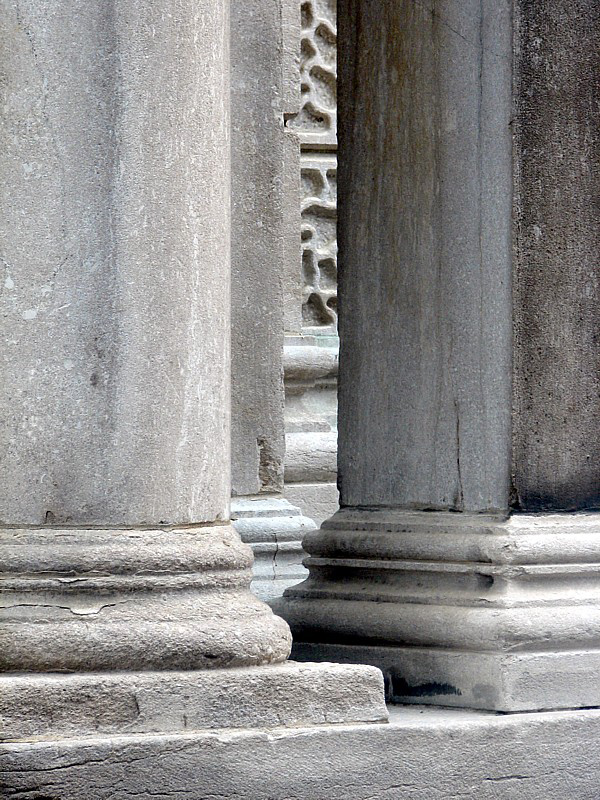 Entre les colonnes