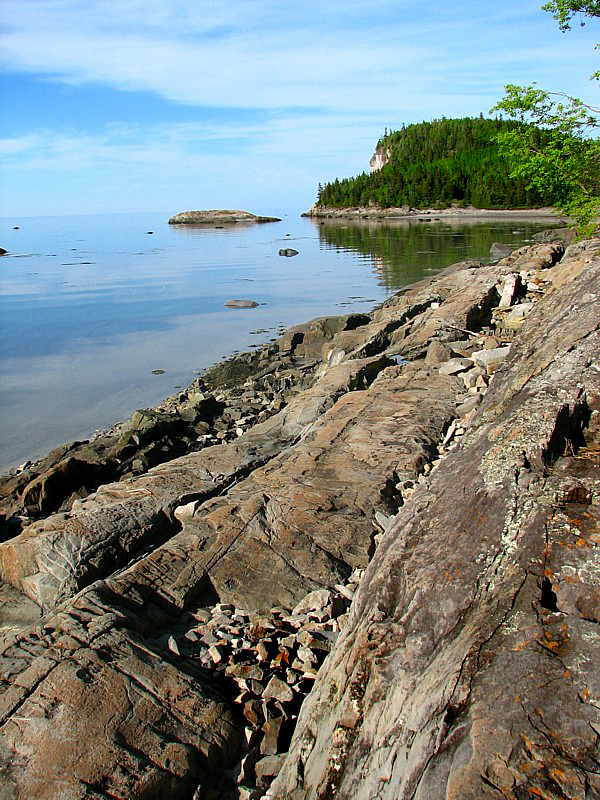 les rochers allant vers l'ile