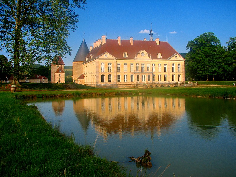 Bourgogne, le chteau de Commarin du cot coucher de soleil