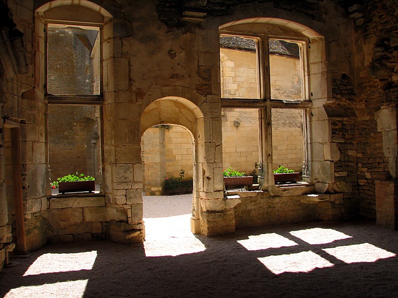 Bourgogne, La cour de Châteauneuf-en-Auxois