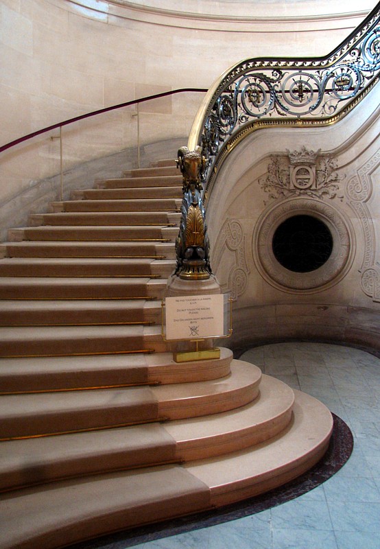 L'escalier central à Chantilly