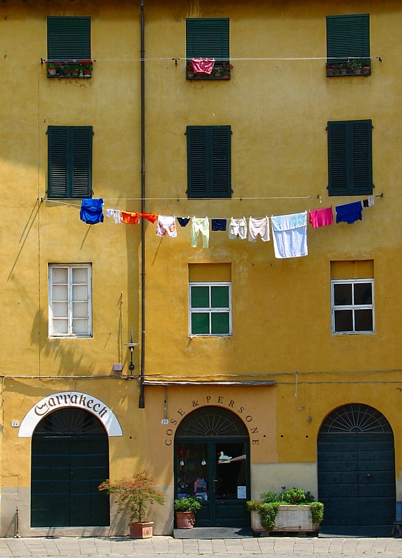 Lucques,  la corde  linge