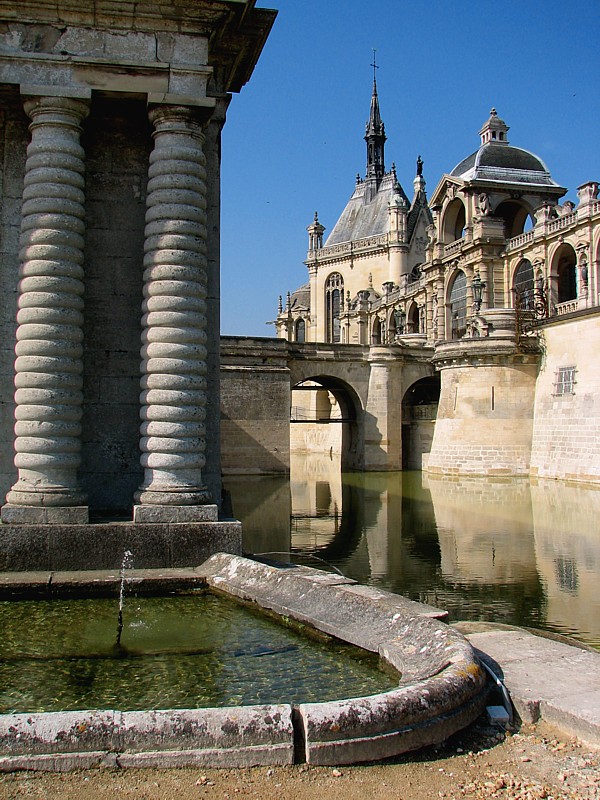 Chantilly,  lentre du chteau