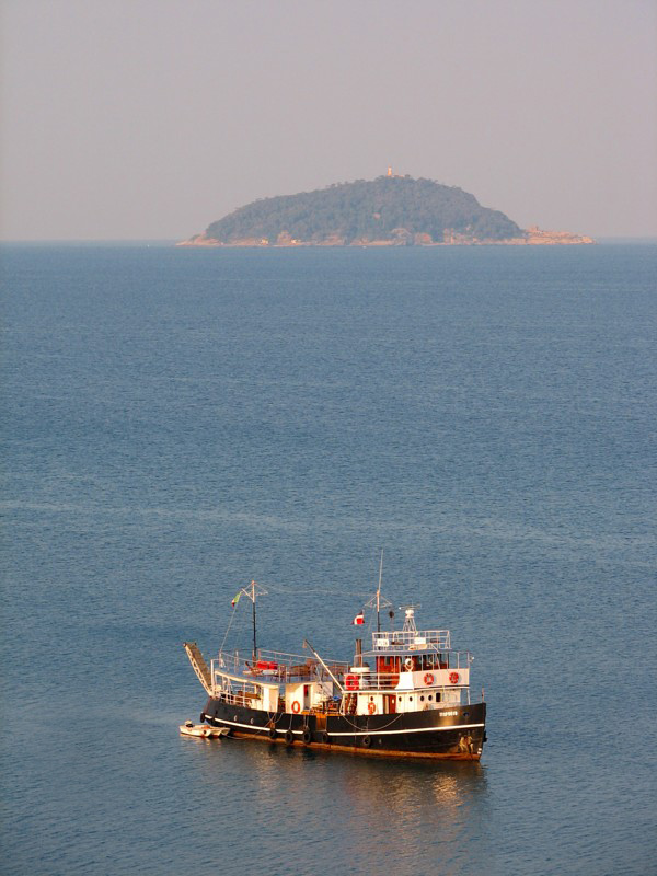 le bateau devant l'ile