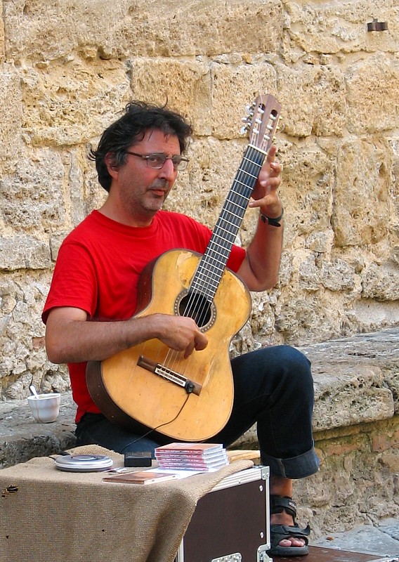 Felix Many Rodriguez musicien de rue  Volterra
