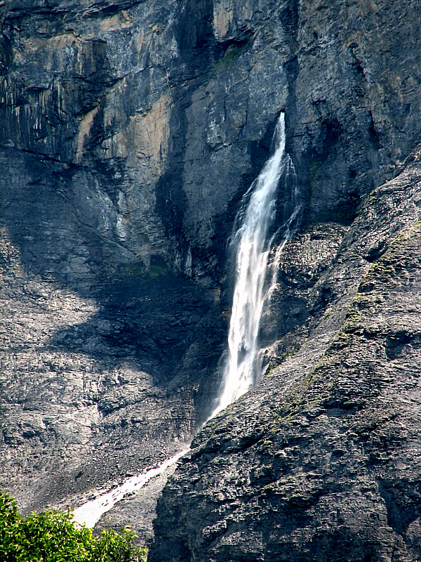 la chute dans les rochers