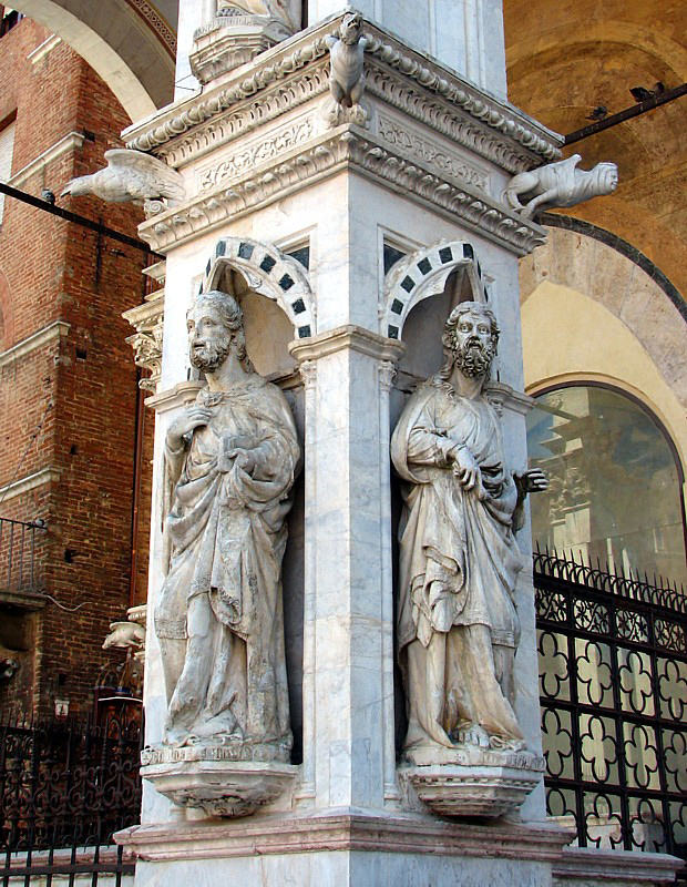 les statues de la Cappella di Piazza