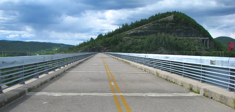 sur le tablier du barrage