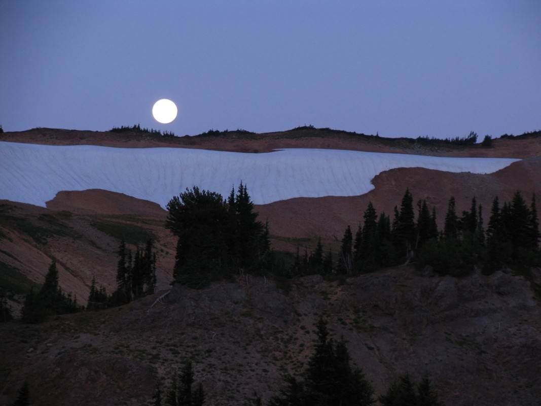 Moonset in the Goat Rocks near Pk6768