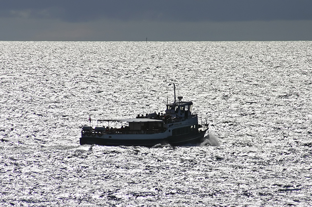 Bateau de promenade sur la cote sauvage du Croisic (France)