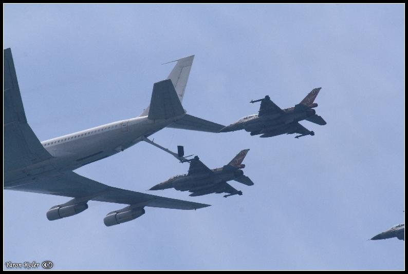 Air refueling - F16 by Boeing 707