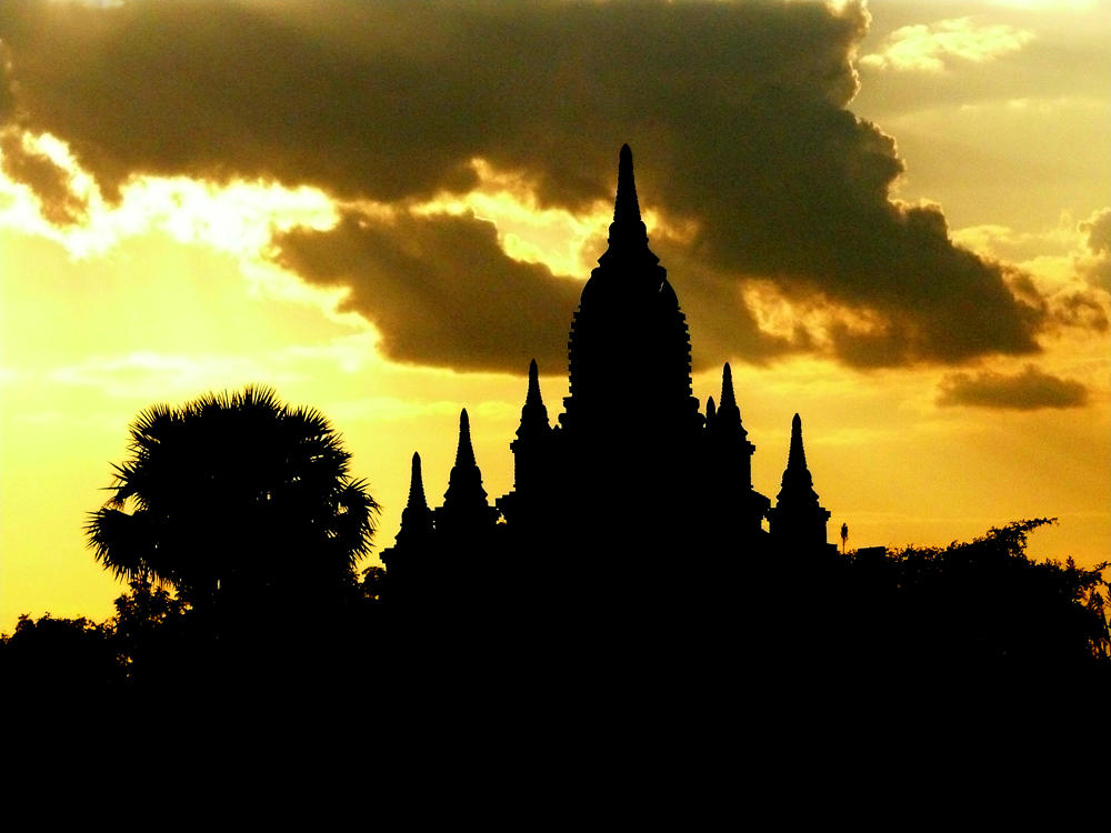Tree and temple sunset Bagan.jpg