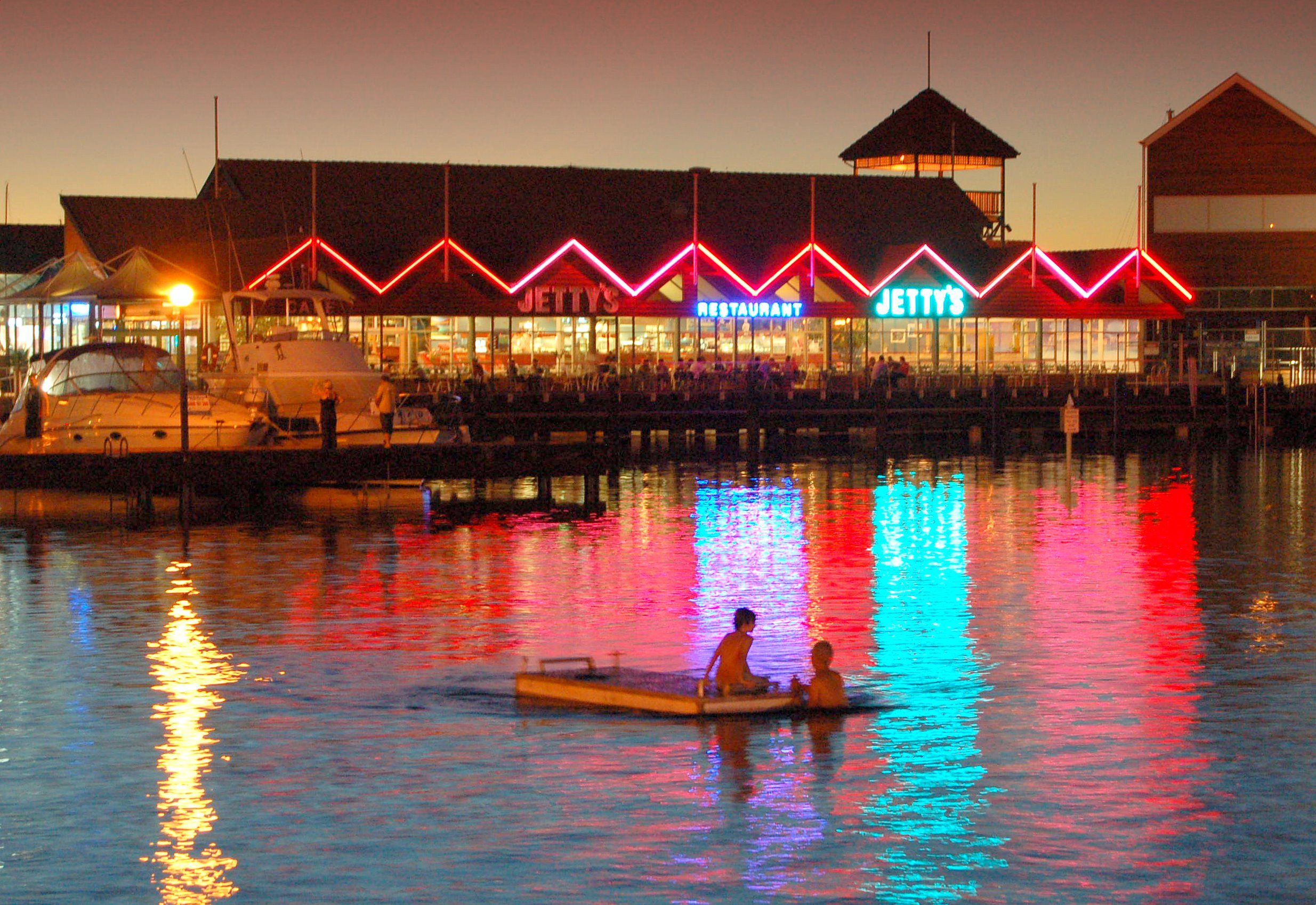 Balmy night at Hillarys.JPG