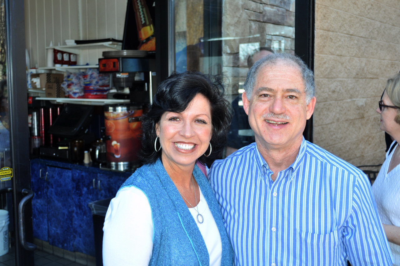 CSC_0022 Vickie Pharr n Mike.JPG