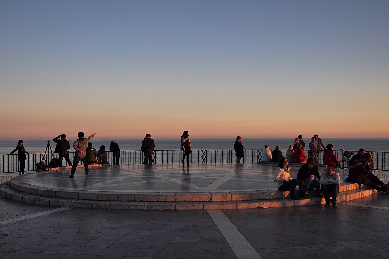 Nerja - sunset watchers, Balcon de Europa