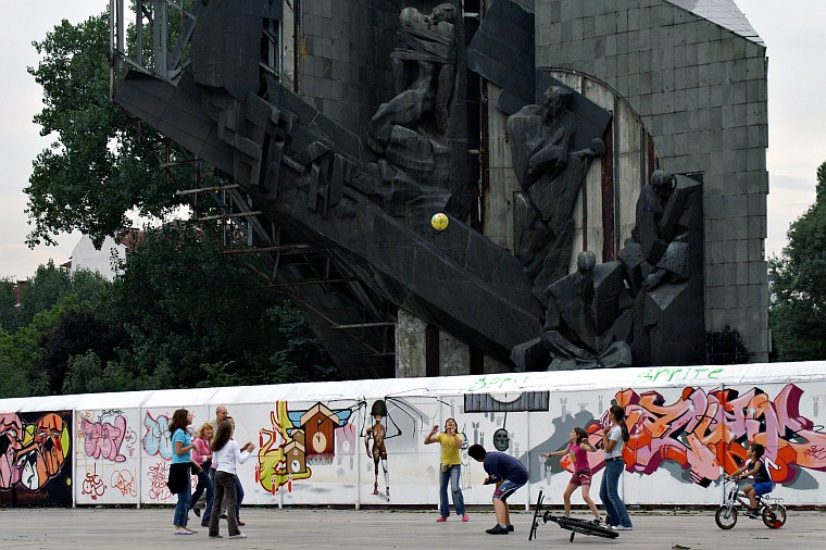 Eyes on the ball, Bulgaria Square