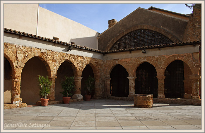 Entre, cour