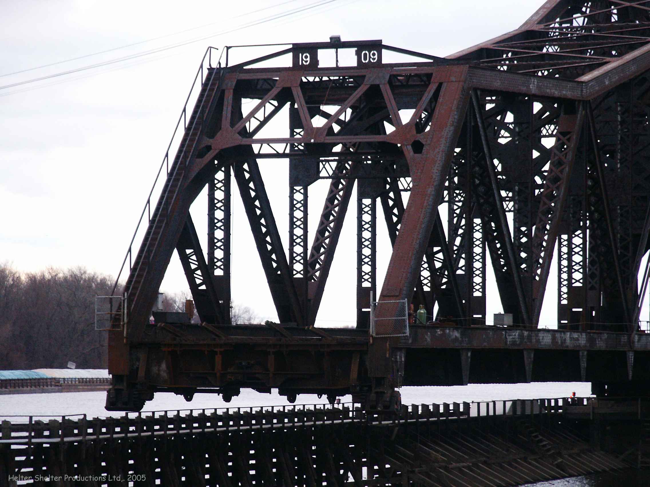 UP bridge over Mississippi at Clinton, Iowa, end view 1909.jpg