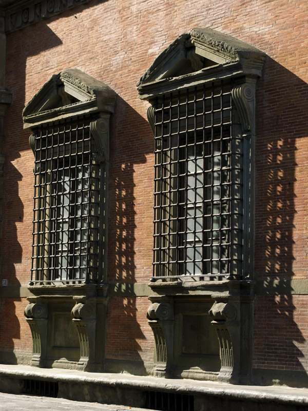 Stone, iron grills and shadows8001