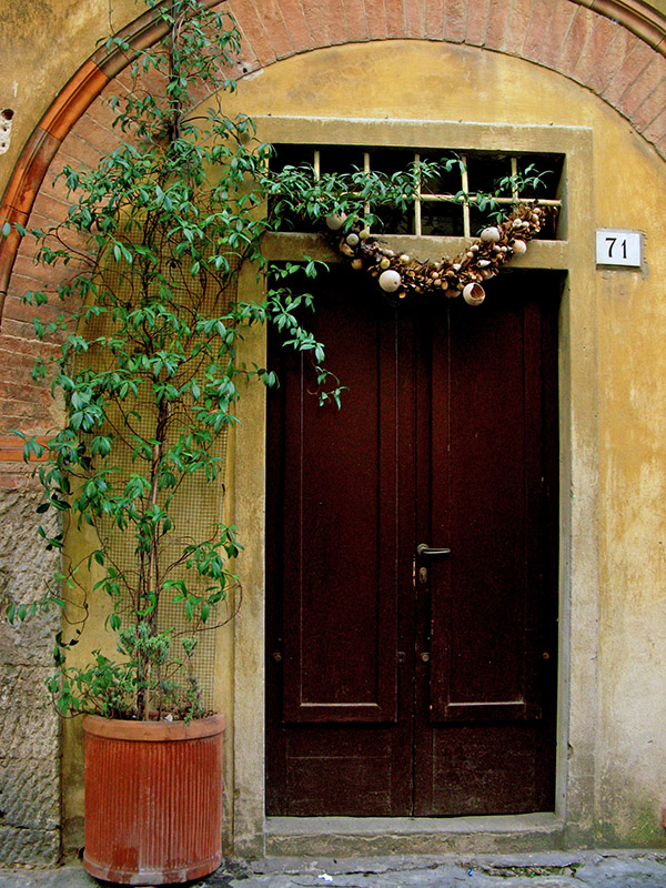 Decorated doorway on Via San Francesco8047