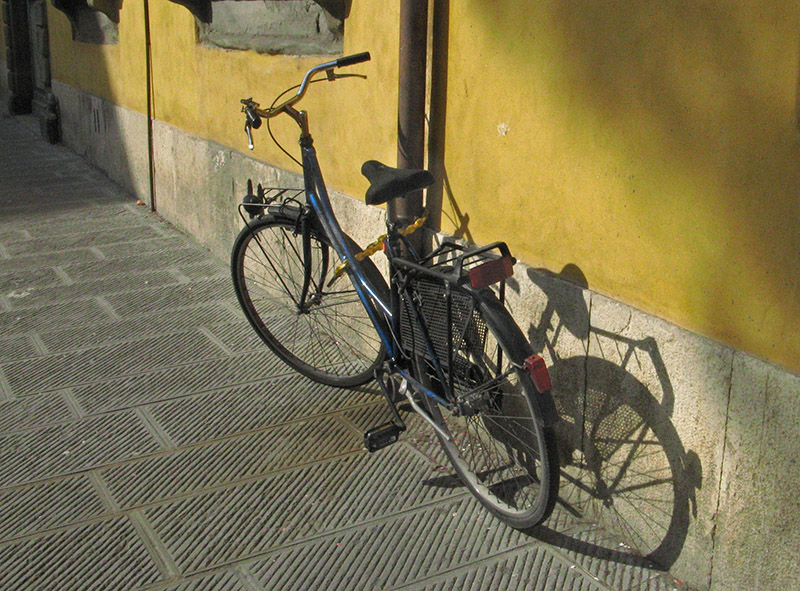 Blue bicycle and yellow wall8054
