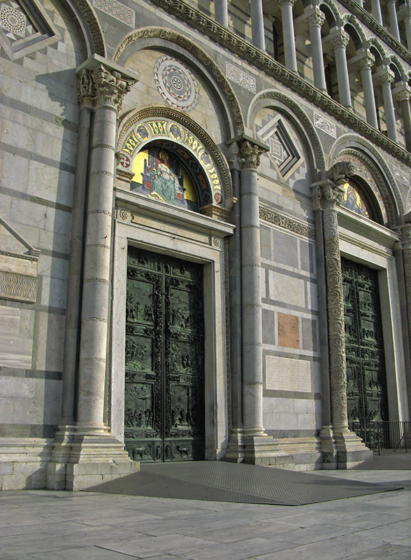 On the Porch of the Duomo8079