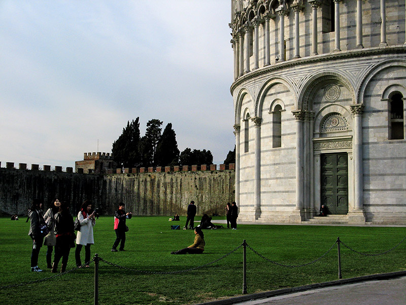 The Baptistry and the wall enclosing the Campo8122