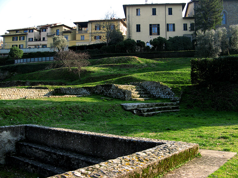 Houses overlook the ruins of Roman baths8413