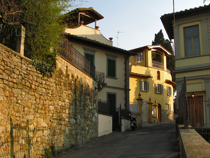 Houses on a small street above the Piazza8457