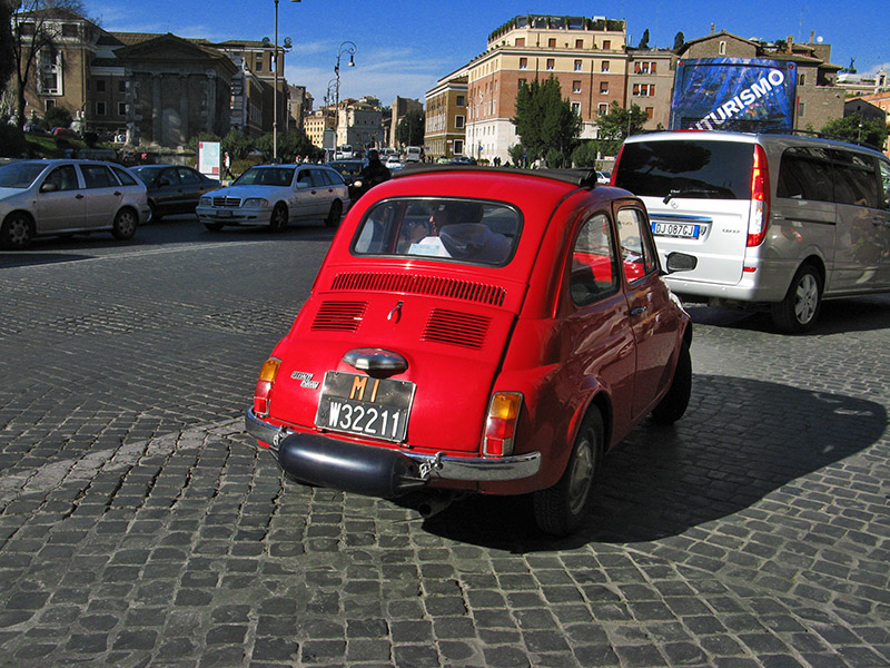 Red CarPiazza della Bocca della Veritá0188