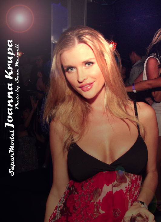 World Super Model Joanna Krupa at Club Life (2009-08-21)