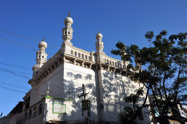 Mosque on Jawaharlal Nehru Road, Hyderabad