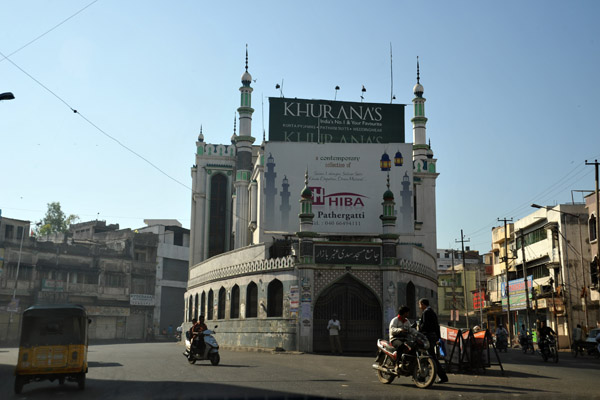 Mosque forming an island in Jawaharlal Nehru Street