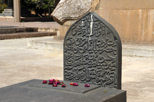 Tombstones outside the mausoleum of Ibrahim Kuli Qutb Shah