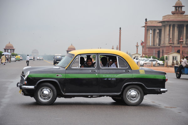 New Delhi Taxi with tourists in front of the Presidential Palace