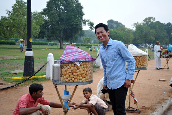 Vendors set up shop along Rajpath by the India Gate
