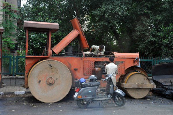 What looks like an ancient steam roller, New Delhi