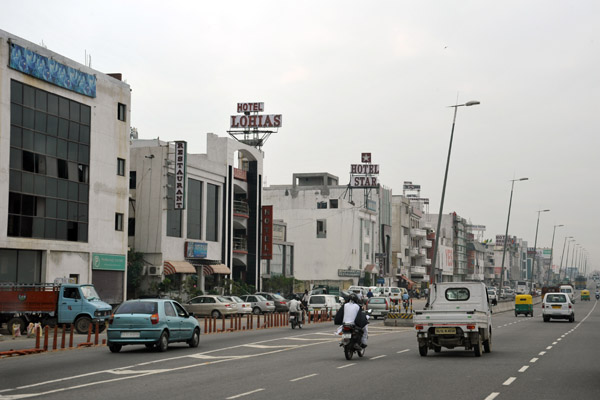 Ajmer Road in Mahipalpur, the town closest to Delhi Airport