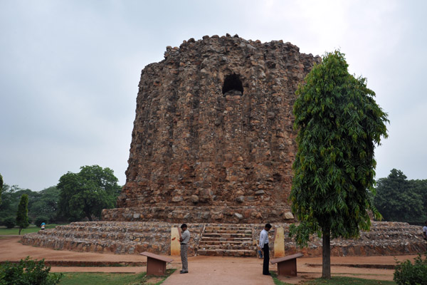 Qutub Minar was built on the site of Lal Kot, the red citadel of the city of Dhillika, capital of the last Hindu rulers of Delhi