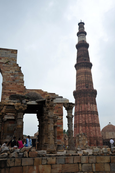 Qutb Minar and the the ruins of Quwwat-ul-Islam Mosque