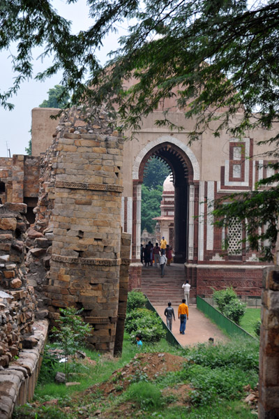 Alai Darwaza Gate south of the mosque