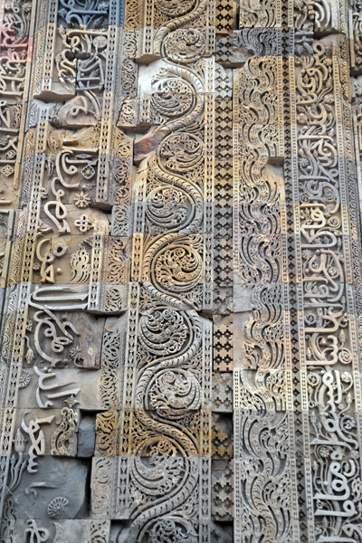 Stone calligraphy and decoration, Quwwat ul-Islam Mosque