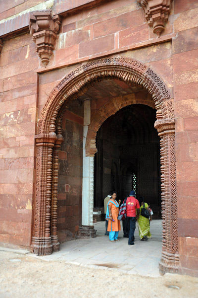 Exiting through the Alai Darwaza Gate