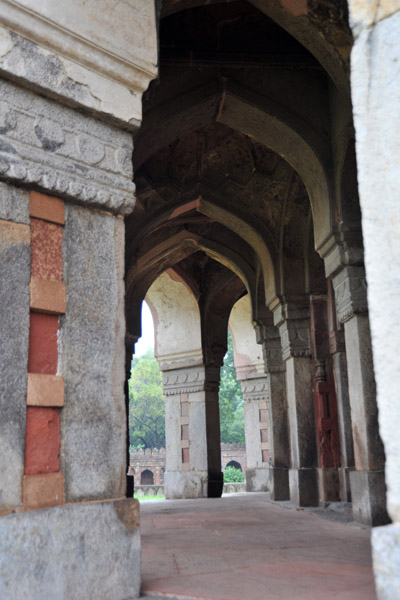 Octagonal arcade around the Tomb of Isa Khan