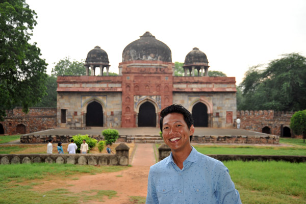 Dennis with the Mosque of Isa Khan