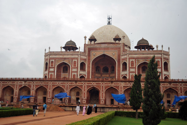 Humayun's Tomb was constructed by Persian craftsmen 1565-1572