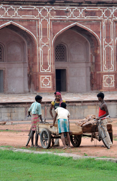 Young laborers at the Tomb of Humayun