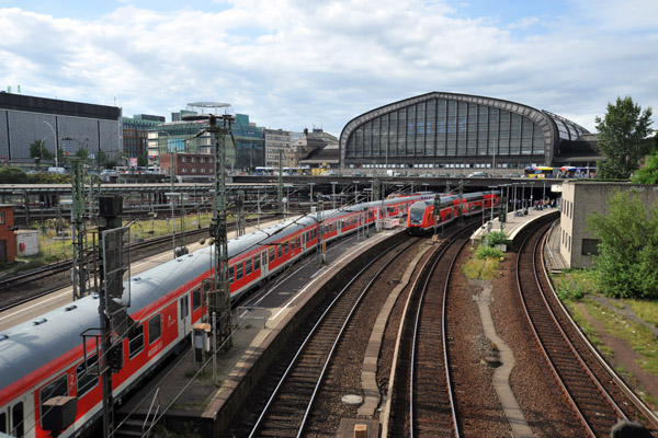 Trains arriving and departing Hamburg Hauptbahnhof