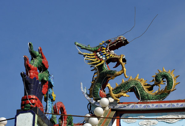 Tile dragon on the roof of Kheng Hock Keong Temple