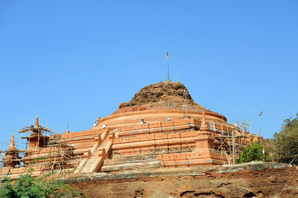 A ruined stupa along the road from Mandalay Airport to Inwa via Tada-U
